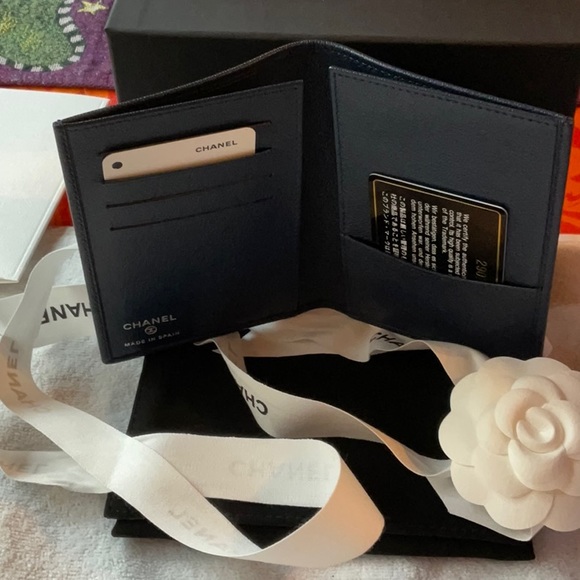 ๐๐น๐ CHANEL PASSPORT COVER ๐๐น๐ NWT ๐๐น๐ - Picture 15 of 16